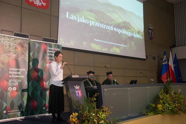 Magdalena frączek podczas wykładu inauguracyjnego