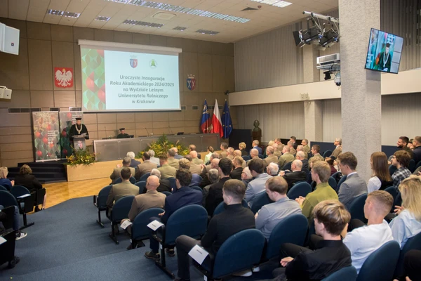 Uczestnicy inauguracji siedzący na Auli